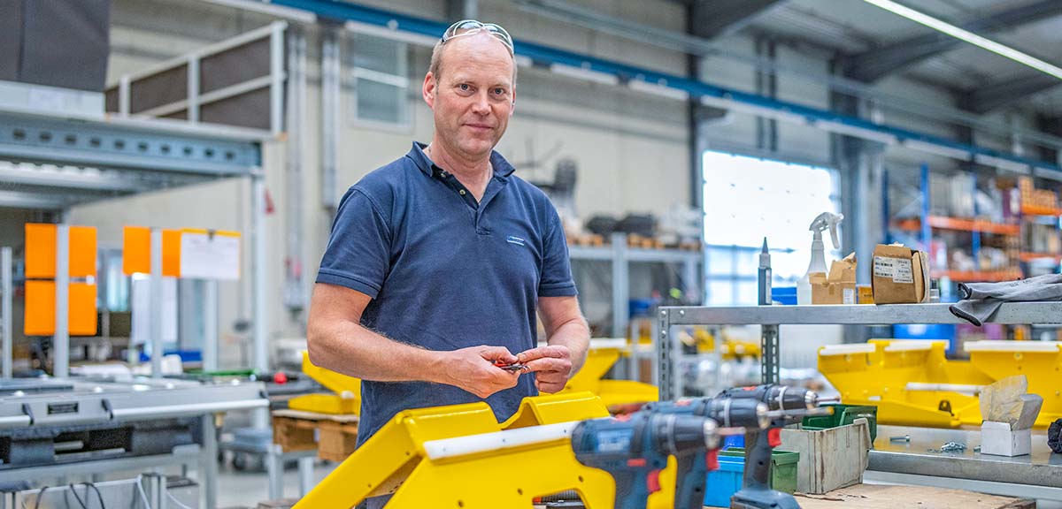 Werkstattleiter in der Halle