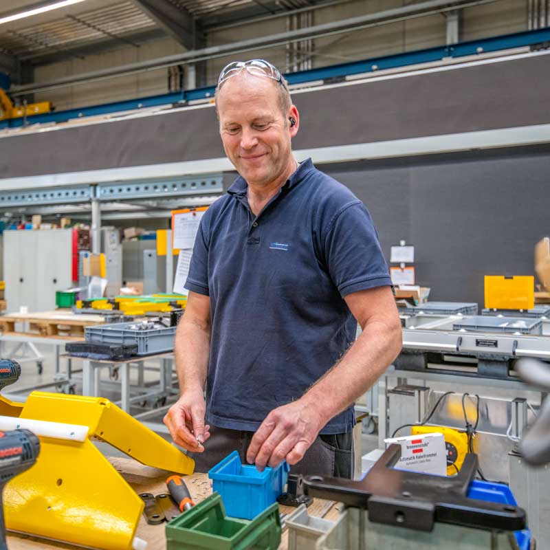 Werkstattchef Gerhard Bernauer bei der Arbeit